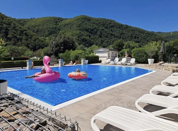 Campingplatz an der Mosel mit Nichtschwimmerbecken Bademöglichkeit im Nichtschwimmerbecken und Planschbecken